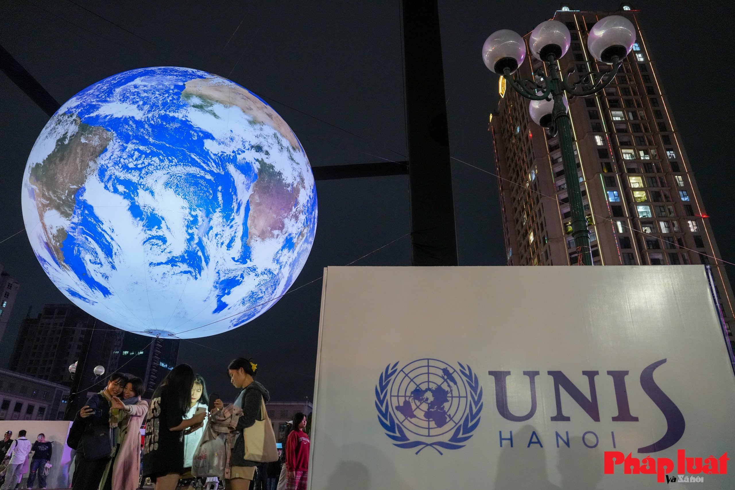 Giới trẻ Hà Nội nô nức check in cùng Trái Đất lơ lửng bên Hồ Tây