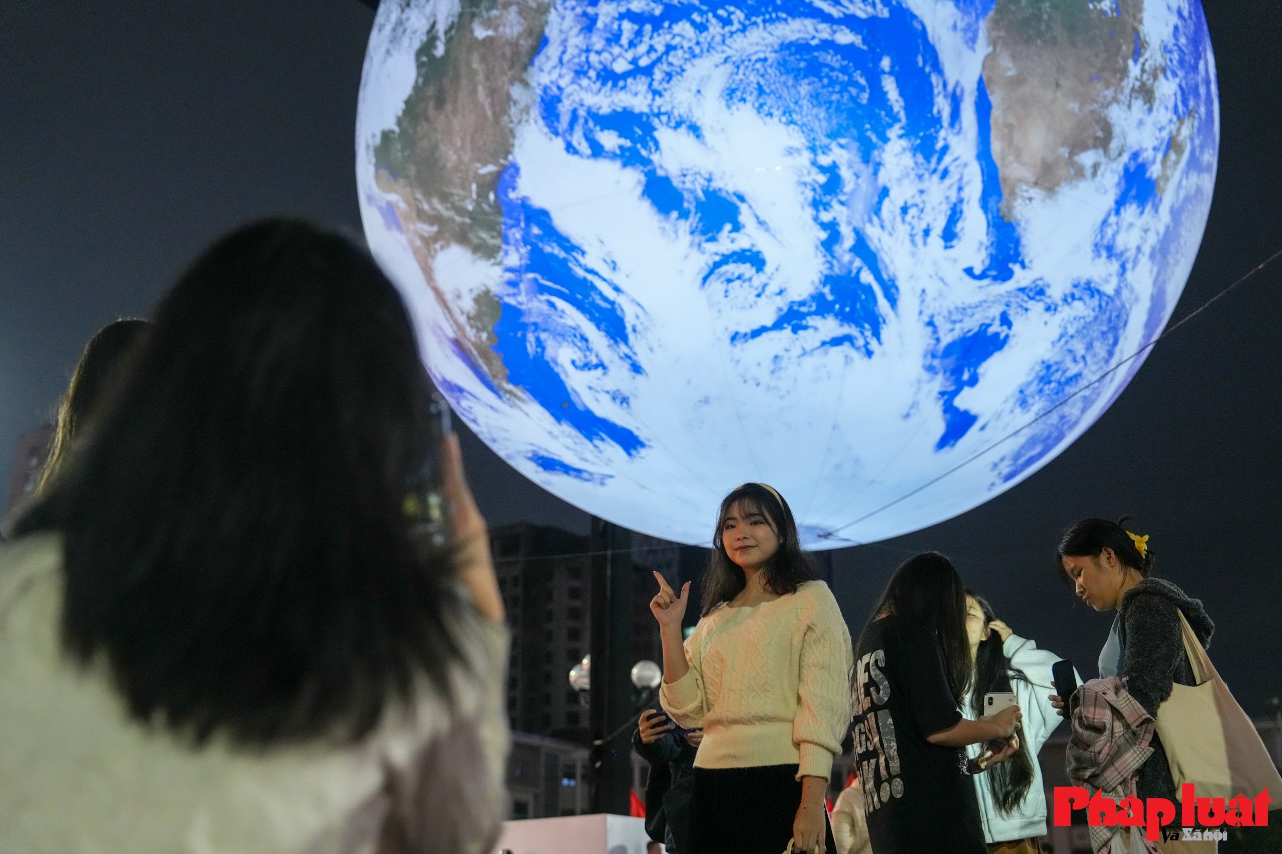 Giới trẻ Hà Nội nô nức check in cùng Trái Đất lơ lửng bên Hồ Tây
