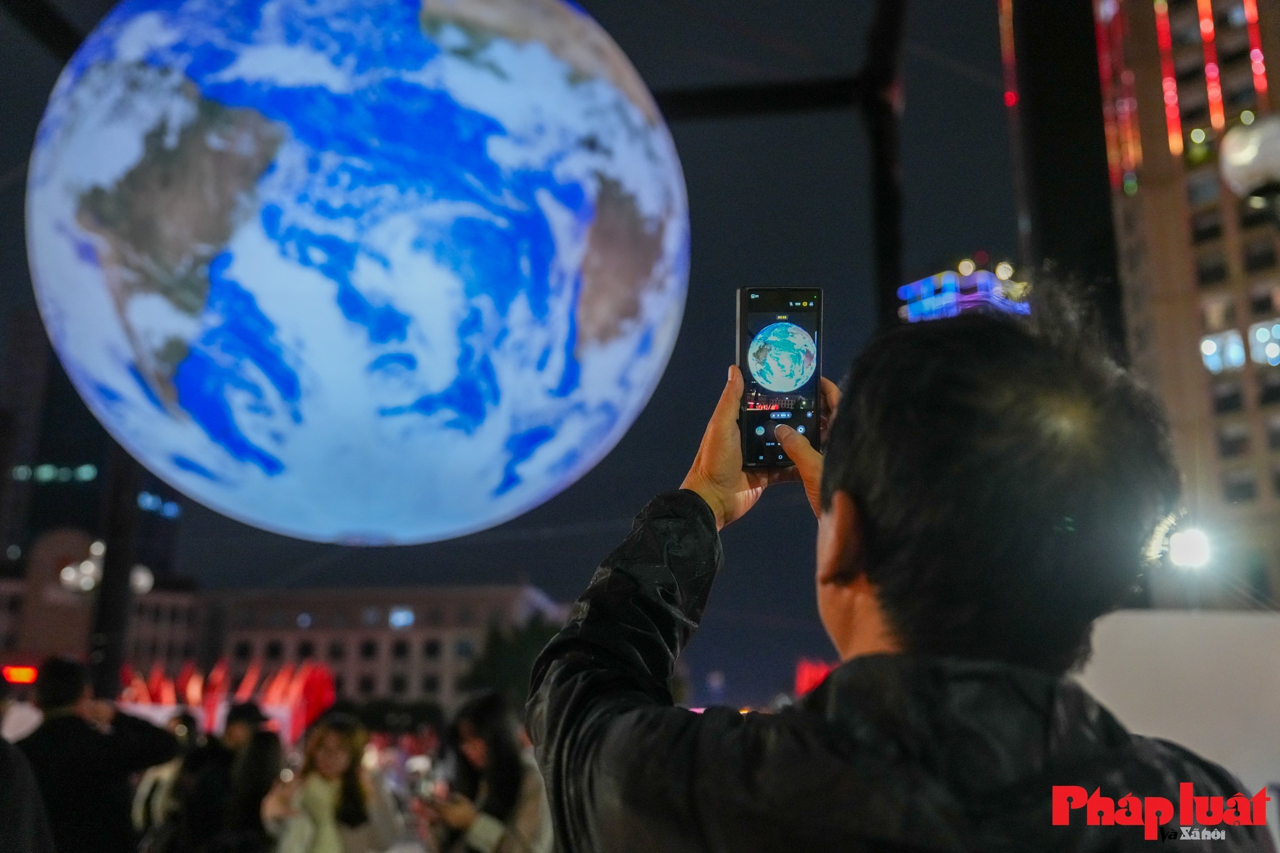 Giới trẻ Hà Nội nô nức check in cùng Trái Đất lơ lửng bên Hồ Tây