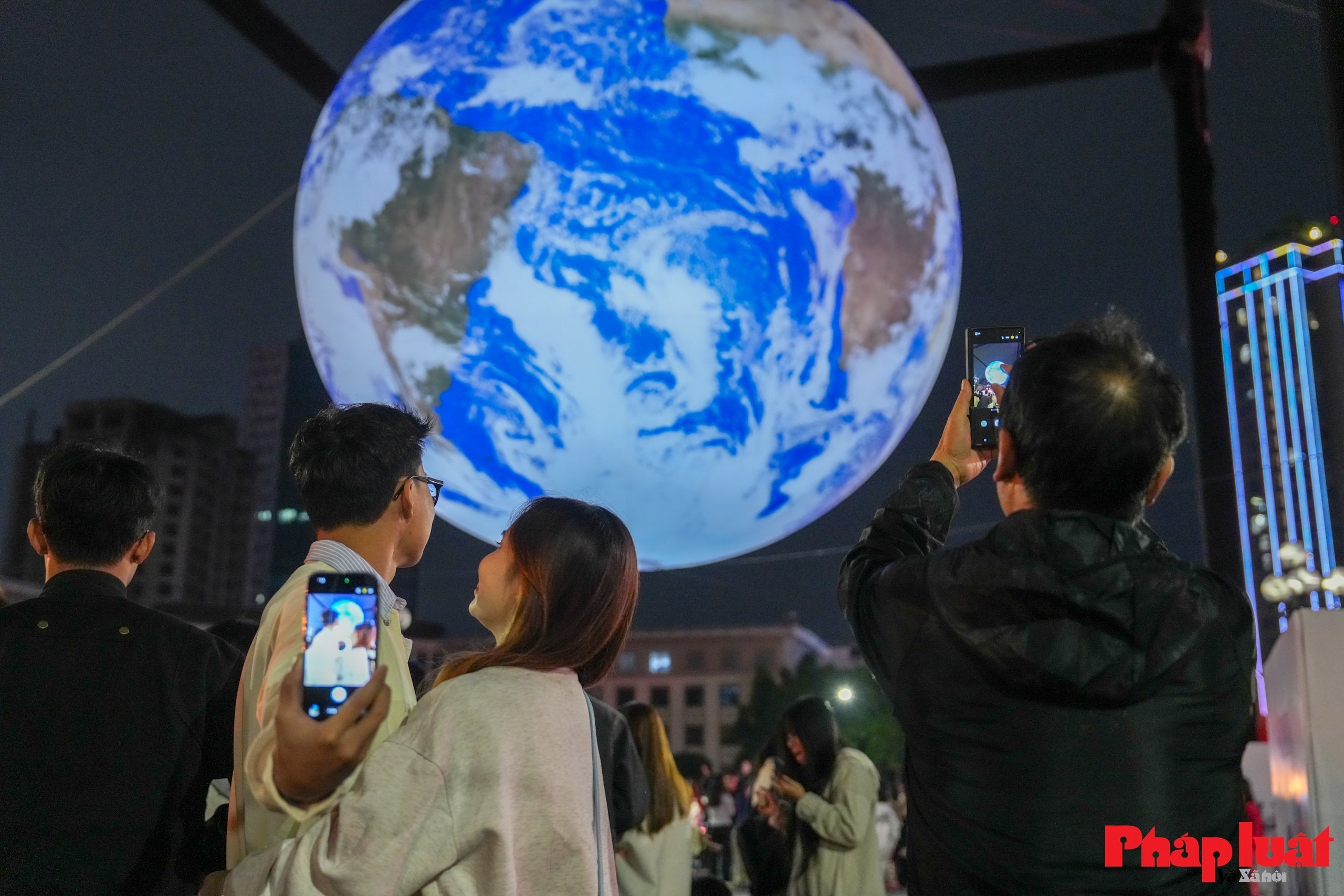 Giới trẻ Hà Nội nô nức check in cùng Trái Đất lơ lửng bên Hồ Tây