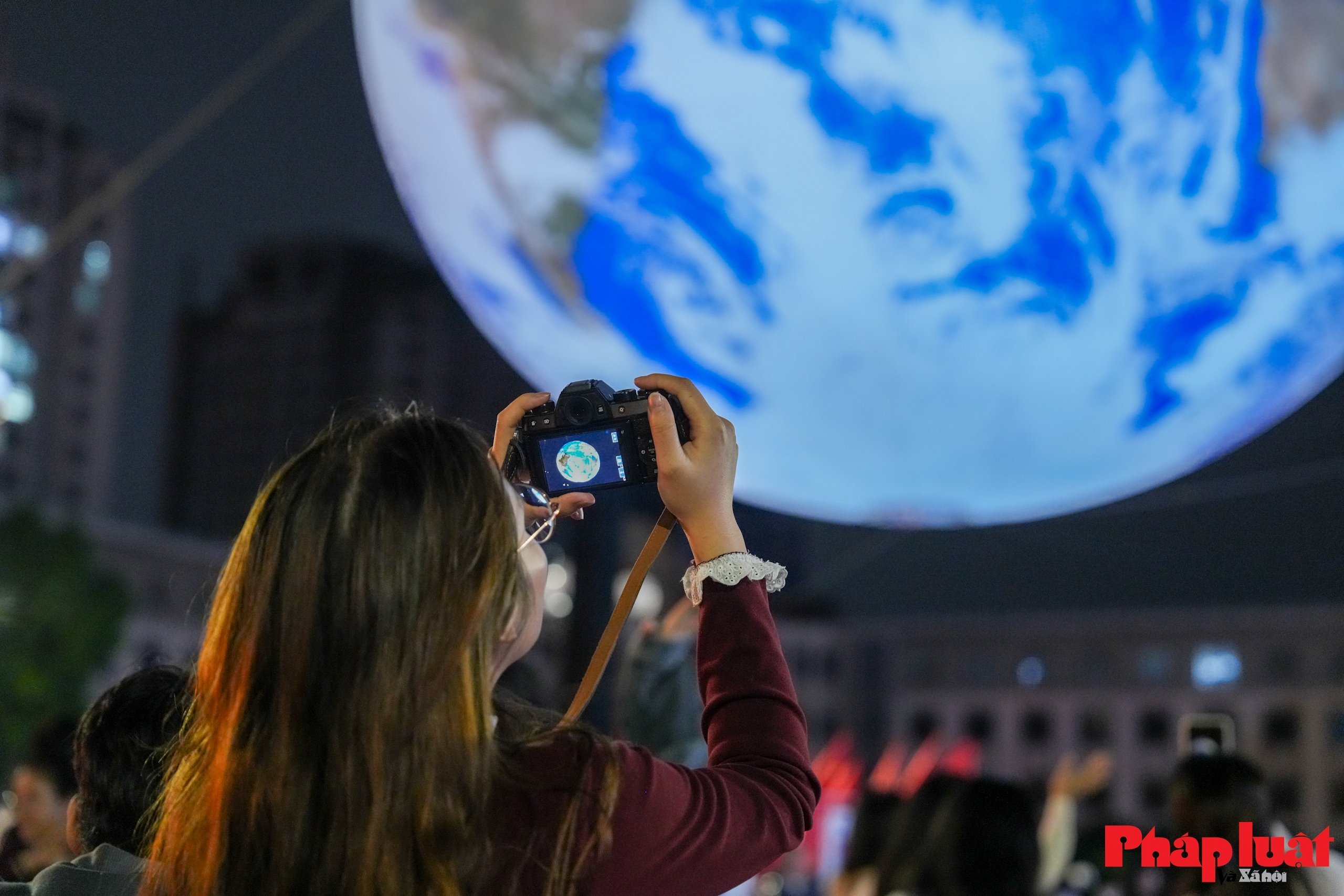 Giới trẻ Hà Nội nô nức check in cùng Trái Đất lơ lửng bên Hồ Tây
