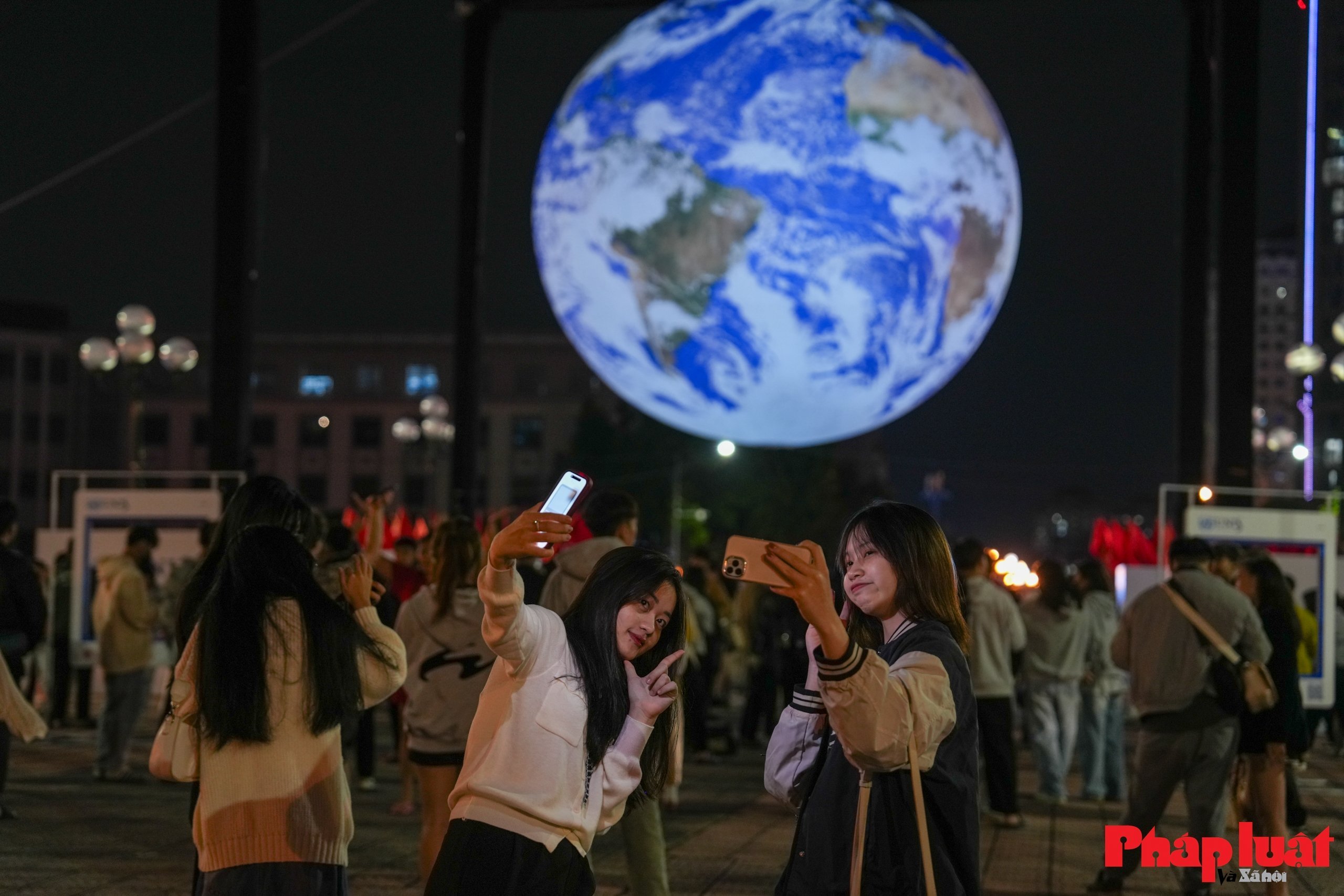 Giới trẻ Hà Nội nô nức check in cùng Trái Đất lơ lửng bên Hồ Tây