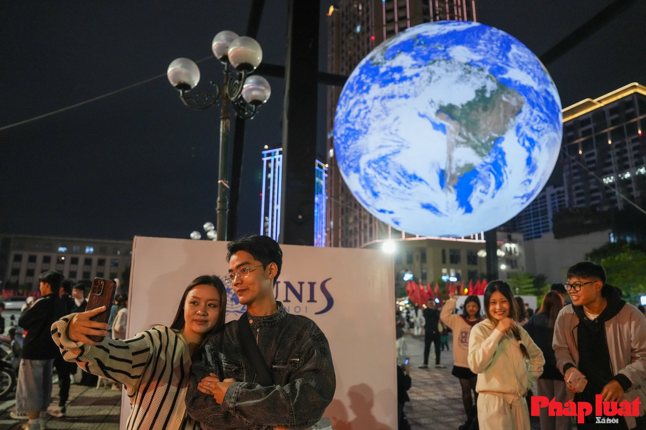 Giới trẻ Hà Nội nô nức check in cùng Trái Đất lơ lửng bên Hồ Tây