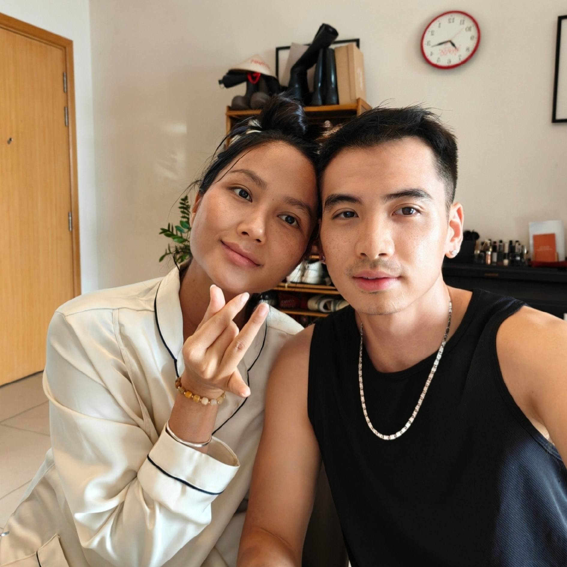 Chồng H'Hen Niê lấy sữa của vợ pha cafe cho bạn uống, phản ứng nàng hậu như 