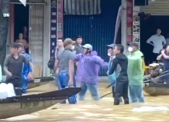 Nhóm người dùng mái chèo đánh nhau giữa khu phố trung tâm TP Huế đang ngập nặng khiến dư luận bức xúc. (Ảnh cắt từ clip)