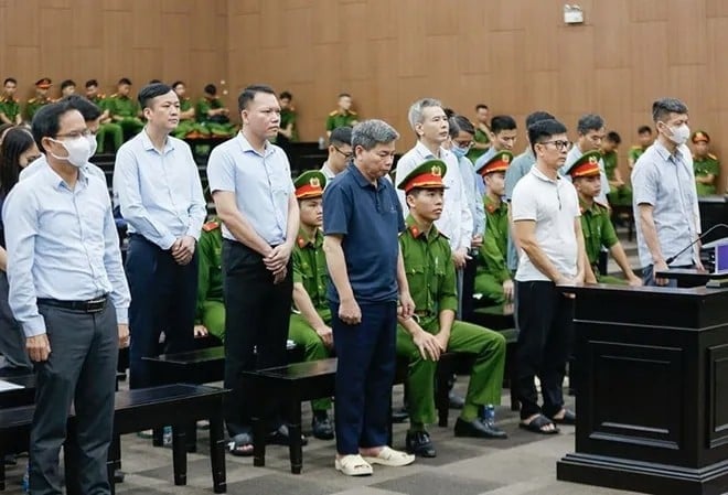 Các bị cáo trong vụ án tại phiên toà sơ thẩm. Ảnh N.N