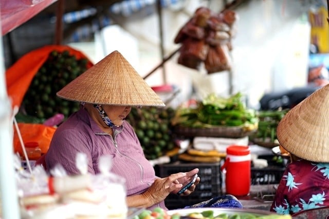 be-4-thang-tuoi-roi-xuong-kenh-8