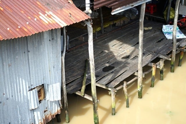 be-4-thang-tuoi-roi-xuong-kenh-7