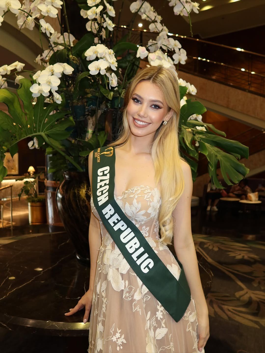 05-1762356349-nguoi-dep-cong-hoa-sec-dang-quang-miss-earth-2025-my-anh-viet-nam-gianh-ngoi-a-hau-2-day-an-tuong.jpg