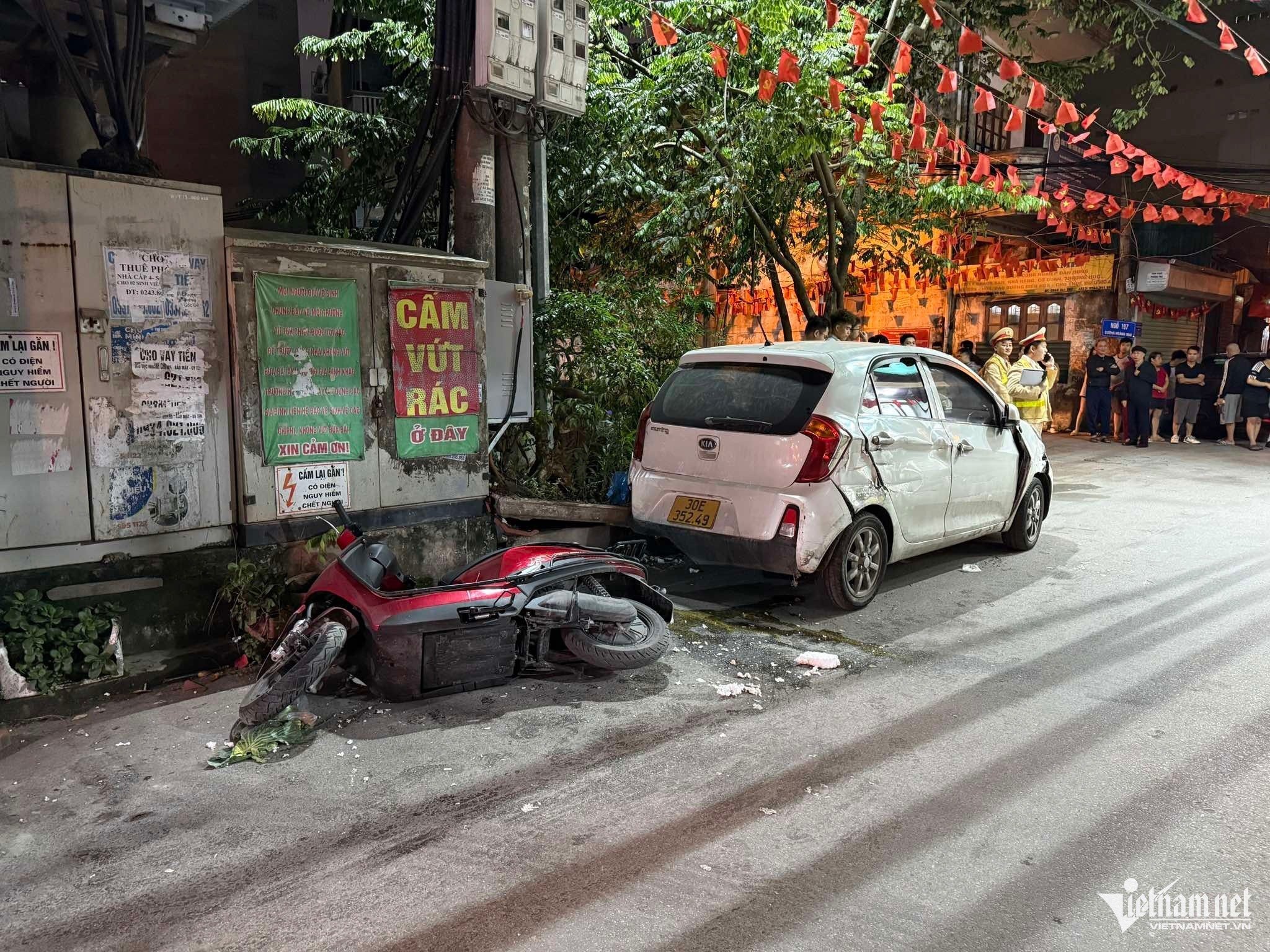 05-1762359018-rao-riet-truy-tim-tai-xe-o-to-tai-dam-lien-hoan-7-phuong-tien-o-ha-noi-gay-thuong-tich-roi-bo-tron.jpg