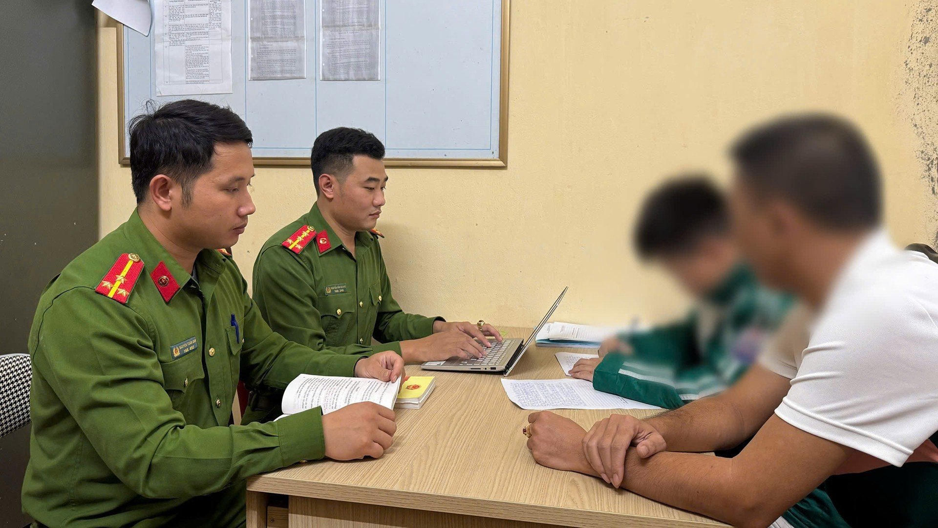 NÓNG: Hé lộ mâu thuẫn khiến nam sinh lớp 8 ở Lào Cai gây thương tích, rồi đẩy bạn xuống hồ!- Ảnh 1.