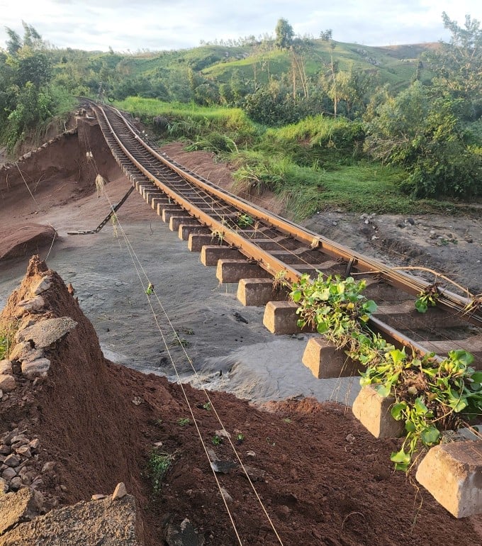 Đường sắt bị xói nền đường tại Khu gian Phước Lãnh - Vân Canh, trơ đường ray. Ảnh: VNR