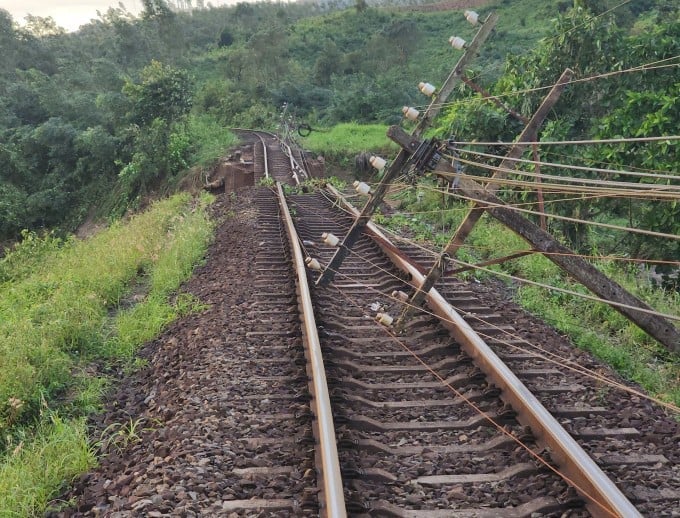Nhiều đoạn đường sắt bị xói lở, cột điện đổ. Ảnh: VNR