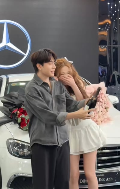 Dẫn bạn gái mới đi mua Mẹc, hot TikToker bị