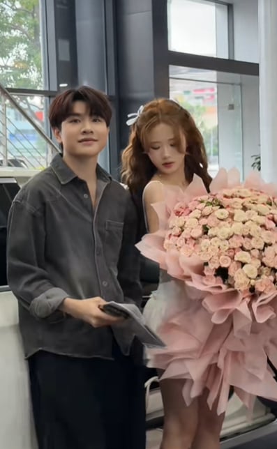 Dẫn bạn gái mới đi mua Mẹc, hot TikToker bị