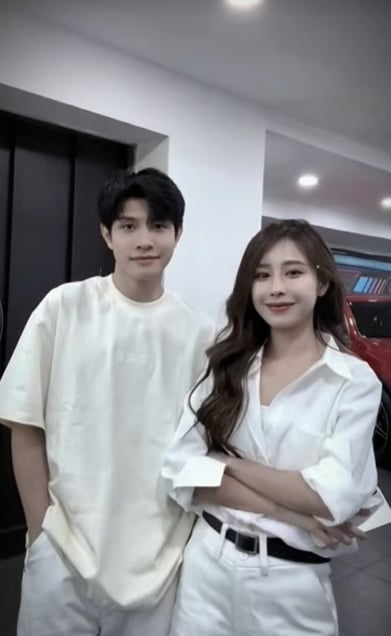 Dẫn bạn gái mới đi mua Mẹc, hot TikToker bị