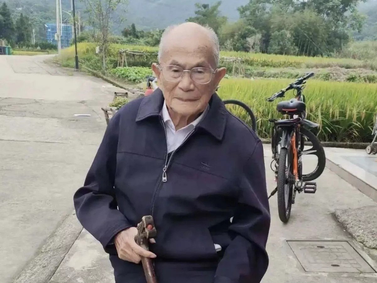 2 thói quen ăn uống “lạ lùng” của người đàn ông 111 tuổi- Ảnh 1.