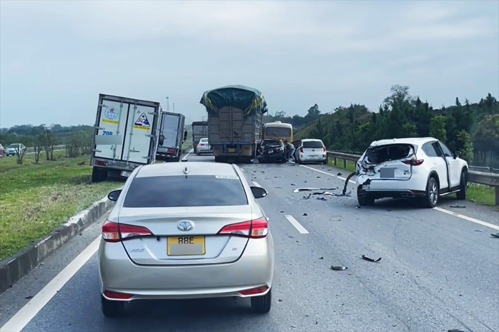 07-1762508296-tai-nan-lien-hoan-tren-cao-toc-ha-noi-thai-nguyen-hang-loat-xe-o-to-hu-hong-giao-thong-te-liet-hon-2km.jpg