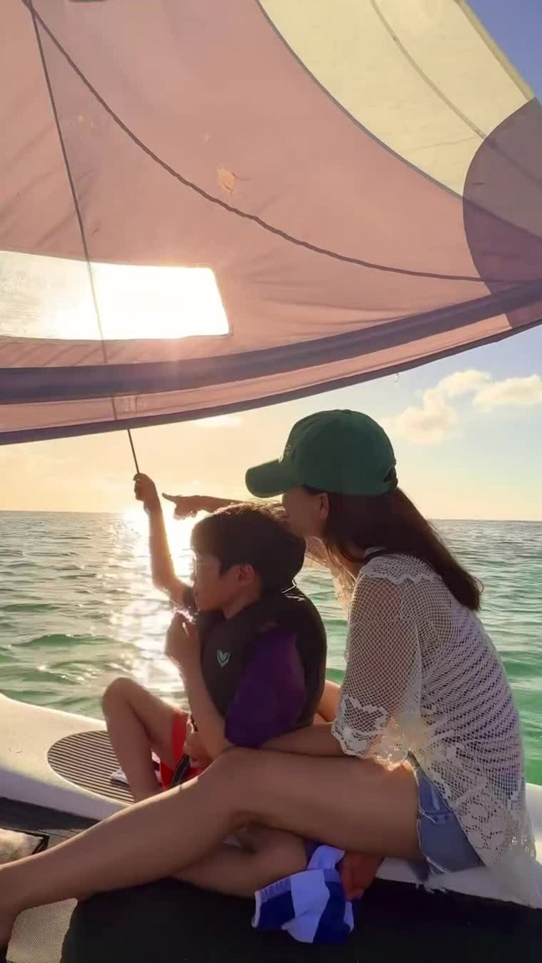 Lee Si Young đi thuyền buồm