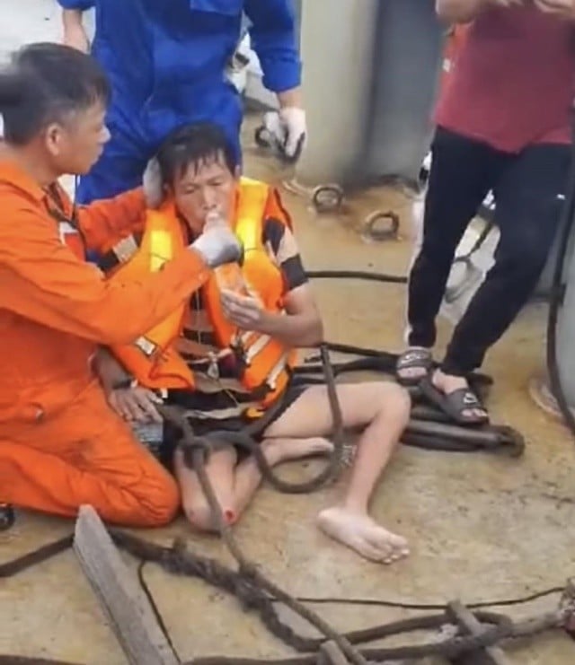 ngu-dan-lao-xuong-bien-cuu-nguoi-6