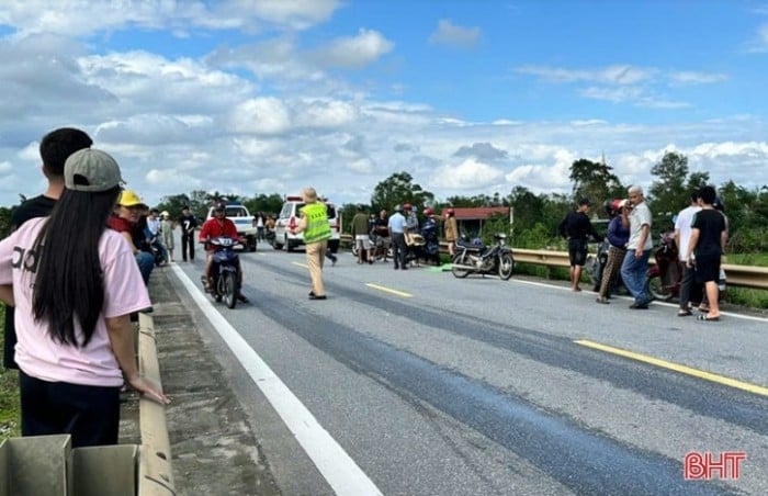 va-cham-giua-xe-may-va-xe-dau-keo-o-ha-tinh-chong-dau-don-nhin-vo-ra-di-mai-mai-hien-truong-tai-nan-gay-am-anh-1