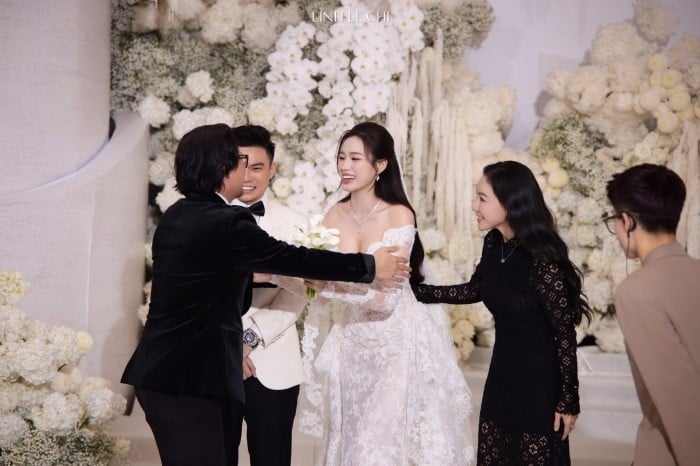 cap-nhat-toan-canh-dam-cuoi-hoa-hau-do-thi-ha-va-viet-vuong-tiec-cuoi-sang-het-nac-quy-tu-dan-sao-dinh-dam-10