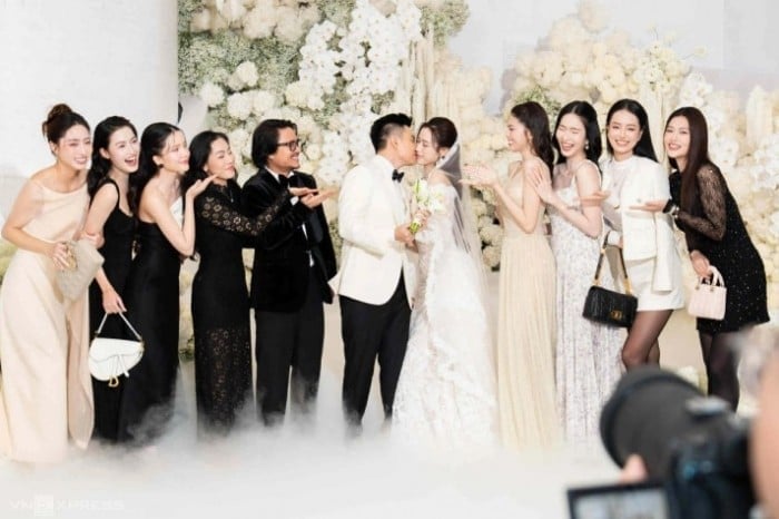 cap-nhat-toan-canh-dam-cuoi-hoa-hau-do-thi-ha-va-viet-vuong-tiec-cuoi-sang-het-nac-quy-tu-dan-sao-dinh-dam-11