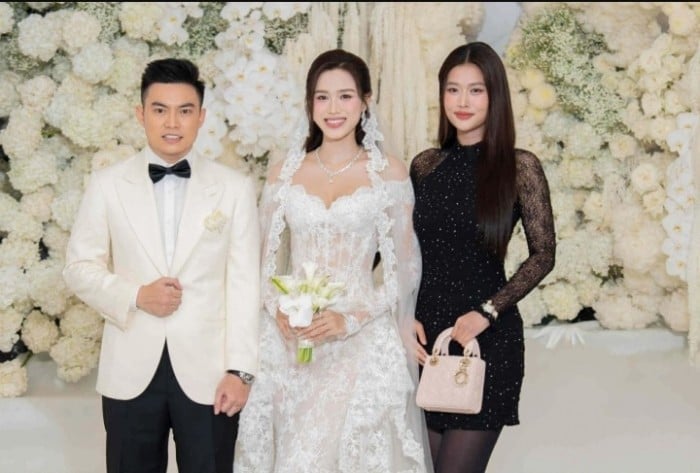 cap-nhat-toan-canh-dam-cuoi-hoa-hau-do-thi-ha-va-viet-vuong-tiec-cuoi-sang-het-nac-quy-tu-dan-sao-dinh-dam-13