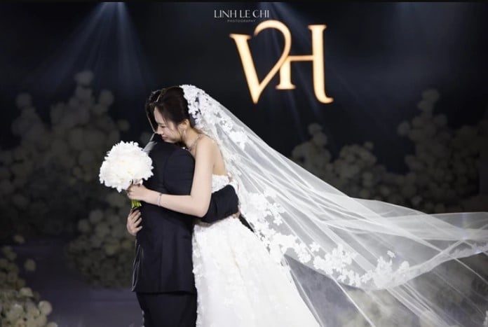 cap-nhat-toan-canh-dam-cuoi-hoa-hau-do-thi-ha-va-viet-vuong-tiec-cuoi-sang-het-nac-quy-tu-dan-sao-dinh-dam-4