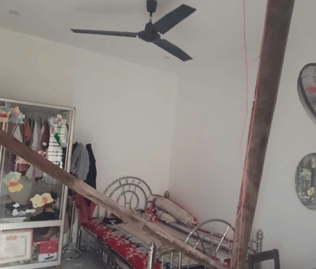 Gia-lai-nguoi-dan-ong-bi-thanh-xa-go-thep-tu-mai-nha-hang-xom-bay-sang-dam-trung-dau-tu-vong