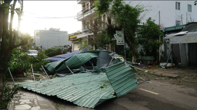 Gia-lai-nguoi-dan-ong-bi-thanh-xa-go-thep-tu-mai-nha-hang-xom-bay-sang-dam-trung-dau-tu-vong-1
