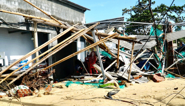 Gia-lai-nguoi-dan-ong-bi-thanh-xa-go-thep-tu-mai-nha-hang-xom-bay-sang-dam-trung-dau-tu-vong-2