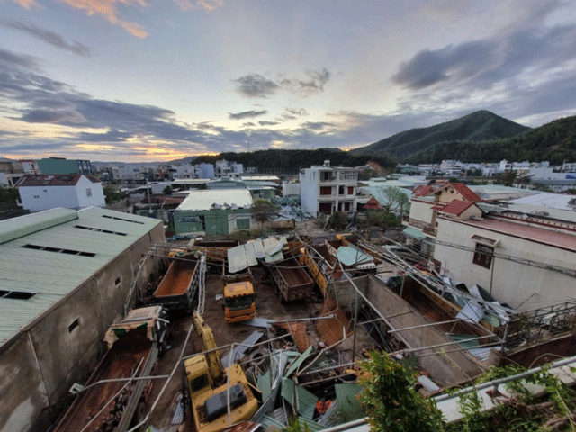 Gia-lai-nguoi-dan-ong-bi-thanh-xa-go-thep-tu-mai-nha-hang-xom-bay-sang-dam-trung-dau-tu-vong-3