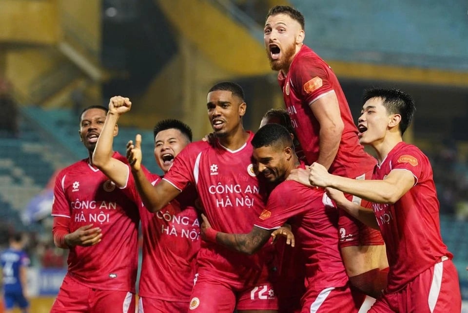 10-1762786868-cahn-thi-uy-suc-manh-vui-dap-ha-tinh-3-0-va-pha-hoi-nong-len-ngoi-dau-vleague.jpg