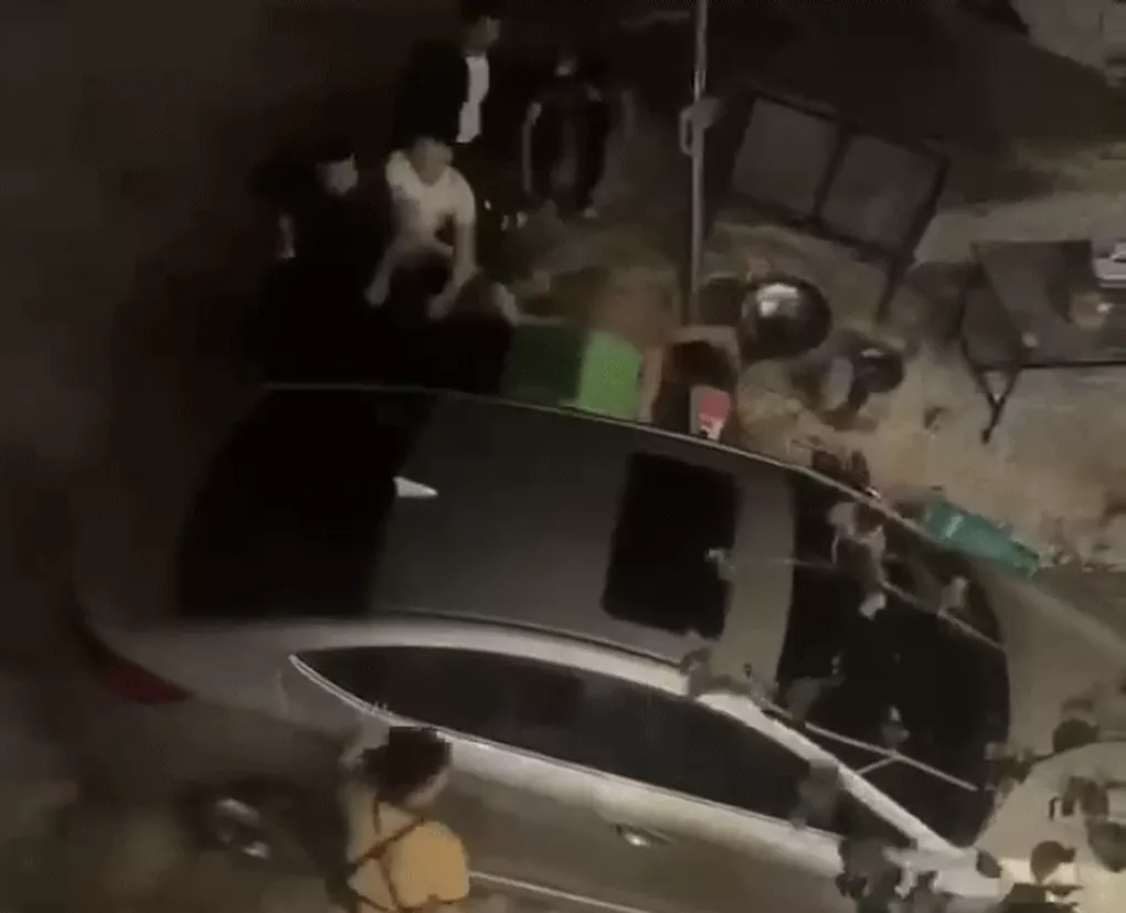 Xôn xao clip hàng chục người bao vây ô tô, tài xế tiến - lùi xe điên loạn - 1