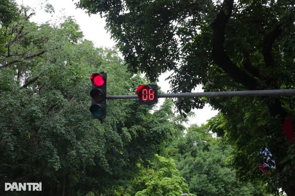 11-1762849788-ha-noi-mot-so-tuyen-duong-ap-dung-den-tin-hieu-giao-thong-dem-lui-8-giay.jpg