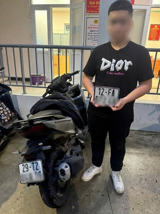11-1762866795-thanh-nien-boc-dau-xe-may-tren-pho-tran-nhan-tong-gap-ngay-141.jpg