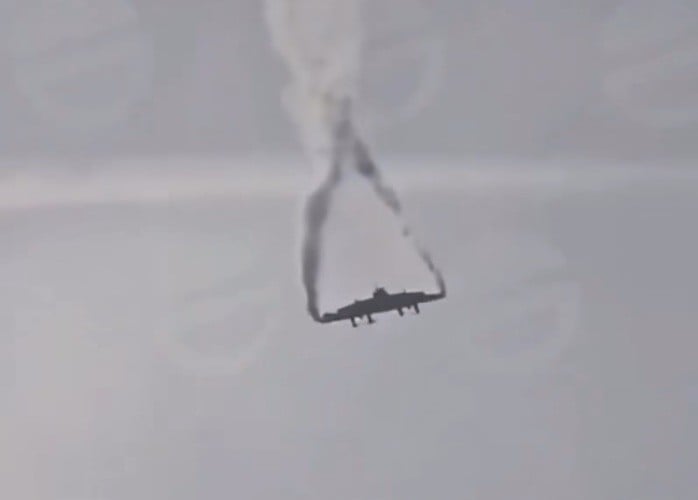 Máy bay quân sự Thổ Nhĩ Kỳ vỡ tan giữa không trung - Ảnh 1.