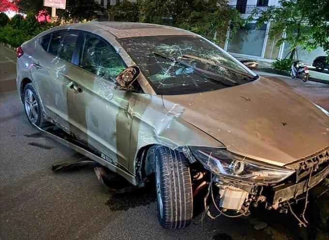 Ôtô của Hùng hư hỏng sau khi bị nhóm người bao vây, đập phá. Ảnh: Hùng Lê