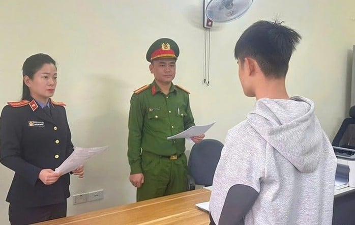 Rủ bạn vào nhà dân trộm xe máy, nam sinh lớp 12 bị khởi tố - Ảnh 1.