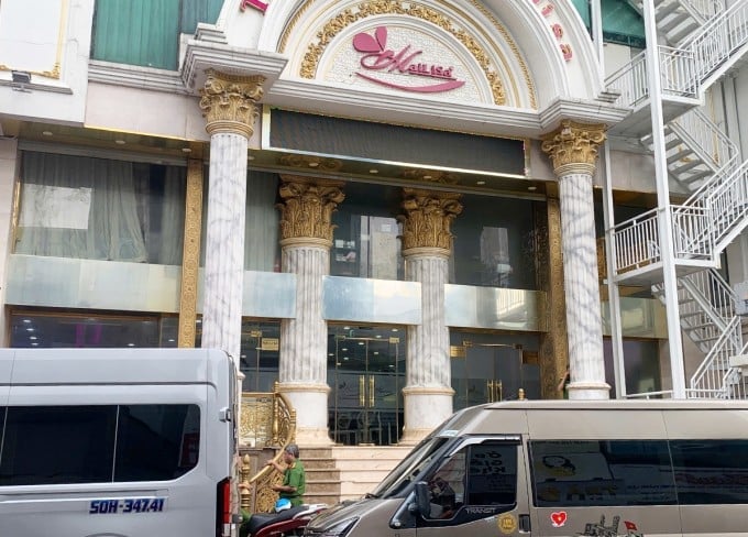 Nhiều xe chở cảnh sát có mặt tại TMV Mailisa trên đường Huỳnh Văn Bánh. Ảnh: Quốc Thắng