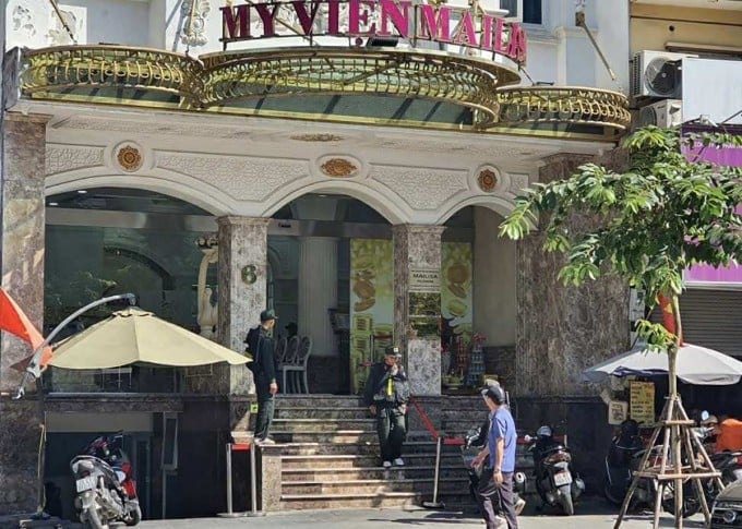 Cảnh sát làm việc tại Mailisa trên phố Nguyễn Khánh Toàn, Hà Nội. Ảnh: Phạm Dự