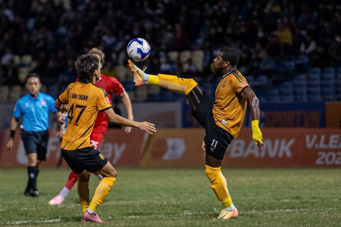 Vì sao FIFA ra án phạt cấm chuyển nhượng với CLB Thanh Hóa? - Ảnh 2.