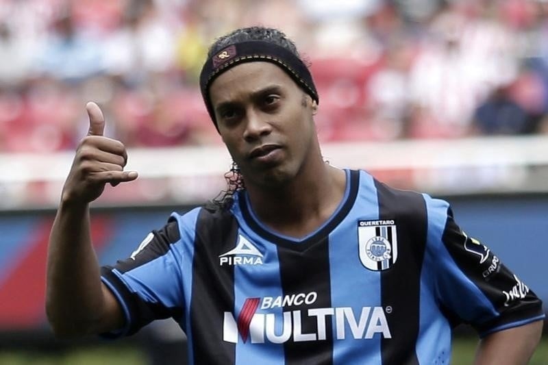 13-1763021464-ronaldinho-va-quang-thoi-gian-gay-bao-tai-mexico-voi-do-an-choi-kho-tin.jpeg