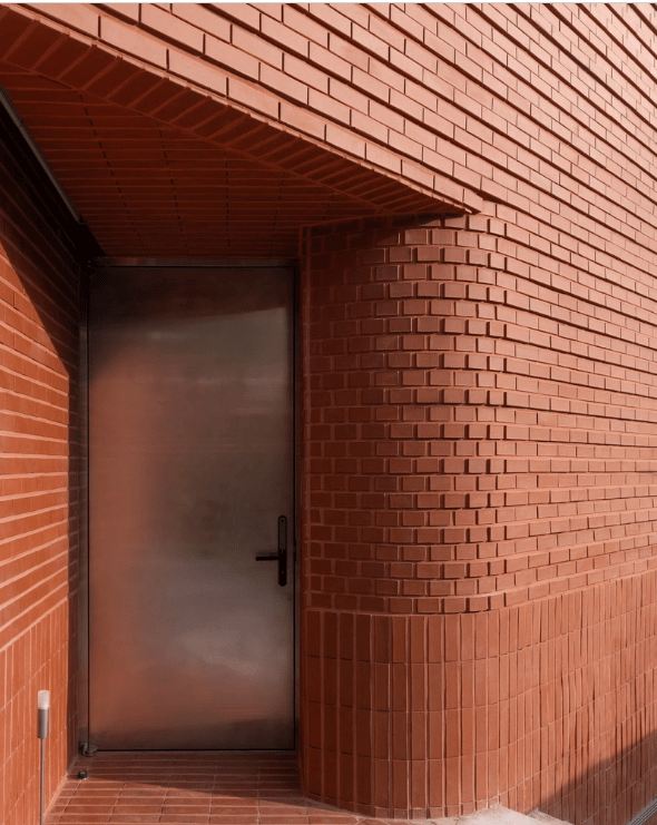 Can-canh-ngoi-nha-hinh-tam-giac-voi-thiet-ke-doc-dao-dep-man-nhan-giua-trung-tam-sam-uat-gay-sot-5