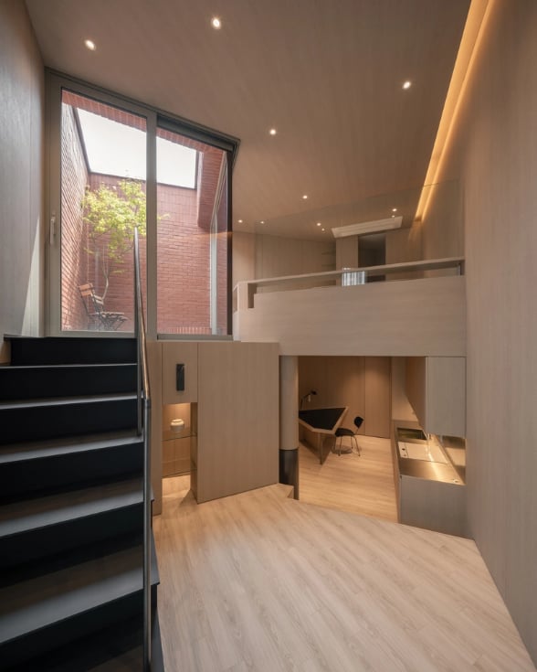 Can-canh-ngoi-nha-hinh-tam-giac-voi-thiet-ke-doc-dao-dep-man-nhan-giua-trung-tam-sam-uat-gay-sot-6