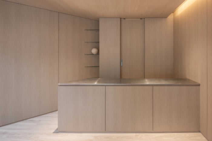 Can-canh-ngoi-nha-hinh-tam-giac-voi-thiet-ke-doc-dao-dep-man-nhan-giua-trung-tam-sam-uat-gay-sot-9