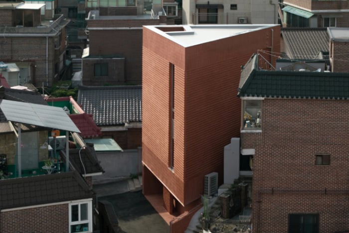 Can-canh-ngoi-nha-hinh-tam-giac-voi-thiet-ke-doc-dao-dep-man-nhan-giua-trung-tam-sam-uat-gay-sot