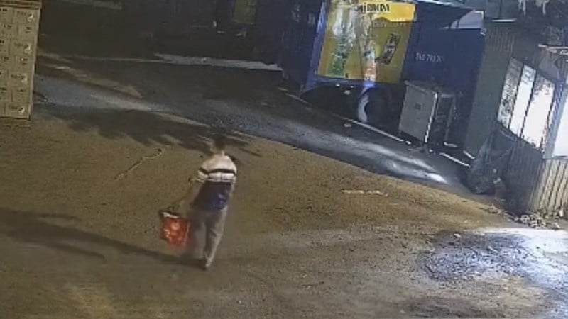 Nhan vien moi, Dot nhap cong ty, Trom oto anh 1