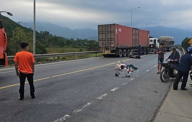 15-1763170822-hien-truong-kinh-hoang-vu-o-to-tai-va-cham-xe-may-tren-quoc-lo-1-xac-dinh-danh-tinh-hai-nguoi-tu-vong-tai-cho.jpg